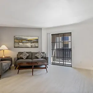 newly-renovated-2br-apartment-w-pool-by-stay-85027.hotelsofphoenix.com/